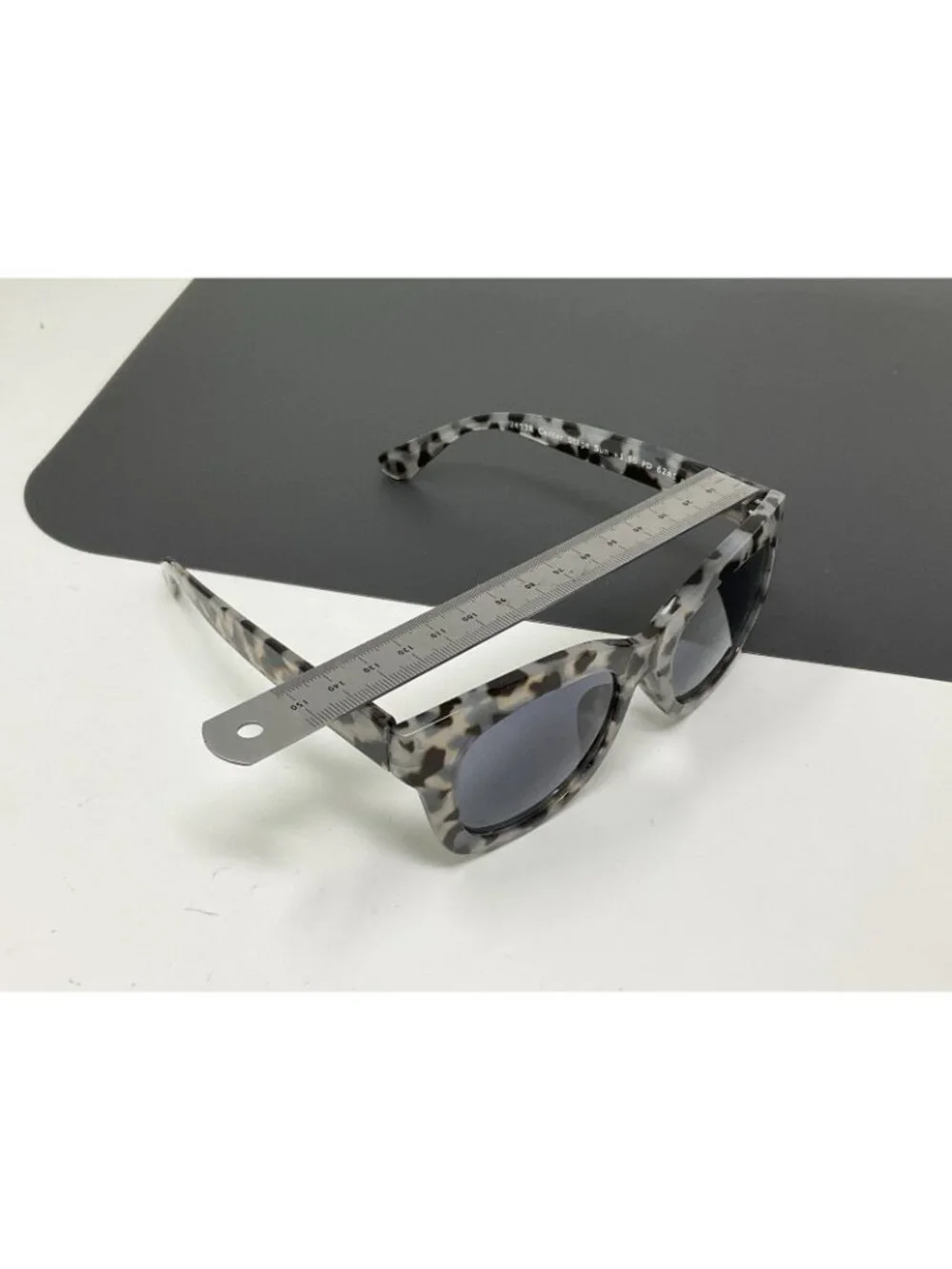 Peepers Center Stage Oversized Reading Sunglasses Gray Tortoise +1.50